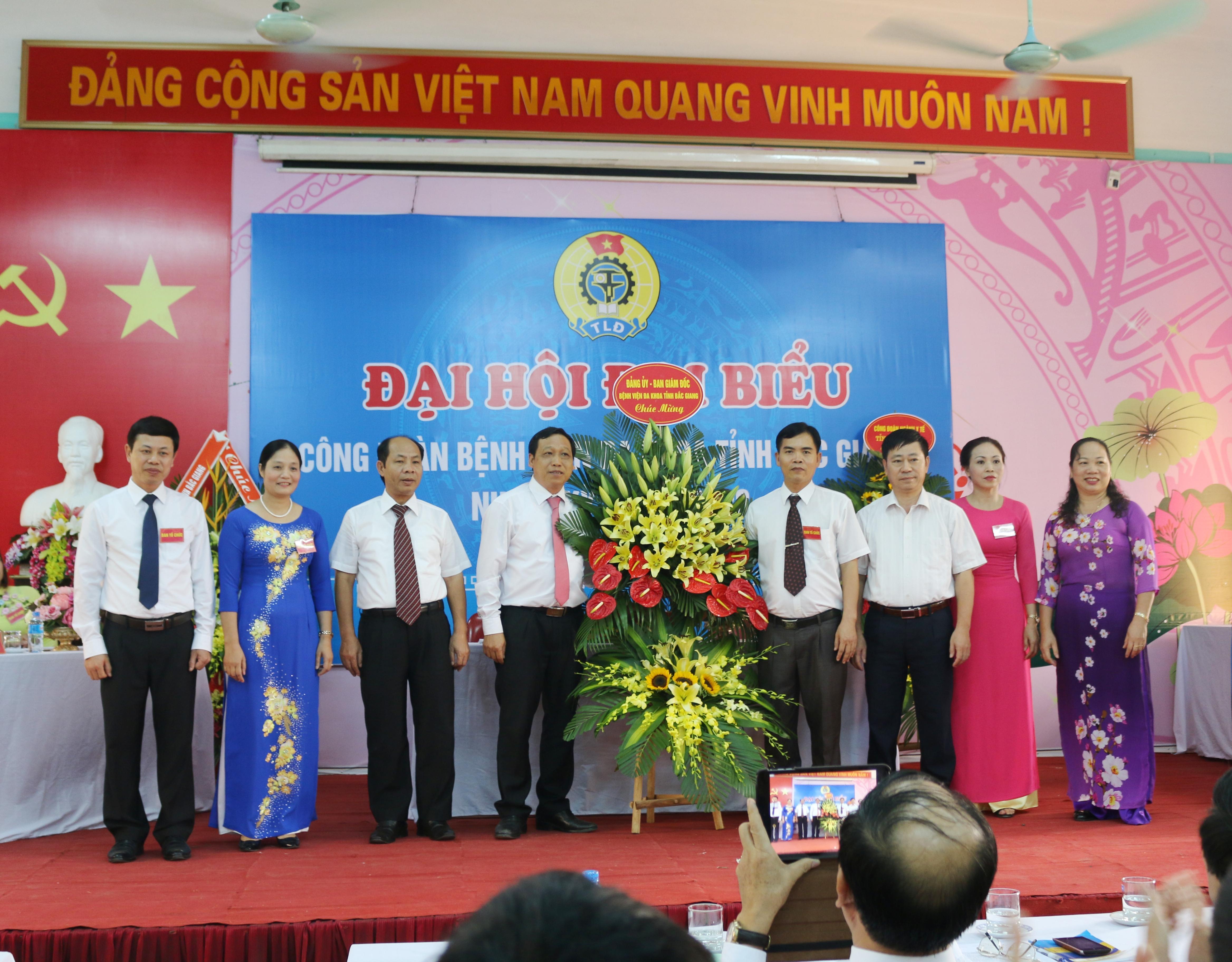 Đảng ủy – Ban Giám đốc bệnh viện chúc mừng Đại hội